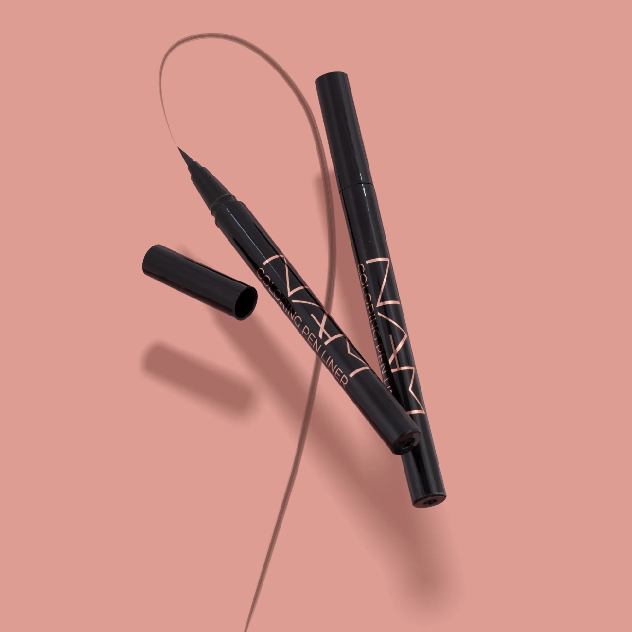 NAM Długotrwały, brązowy eyeliner w pisaku Coloring Brown Pen Liner